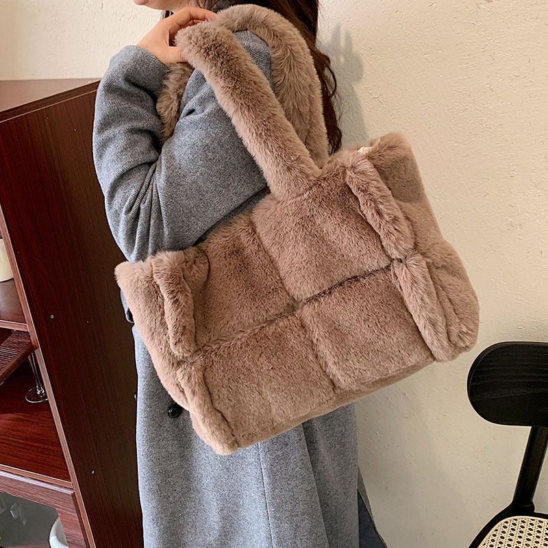 Sac à main en peluche Nina - Sac à main confortable et hivernal pour femmes