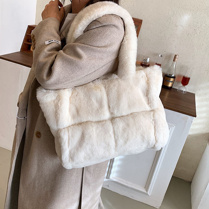 Sac à main en peluche Nina - Sac à main confortable et hivernal pour femmes
