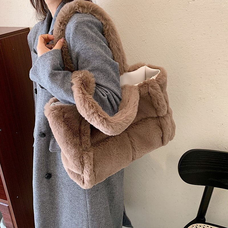 Sac à main en peluche Nina - Sac à main confortable et hivernal pour femmes
